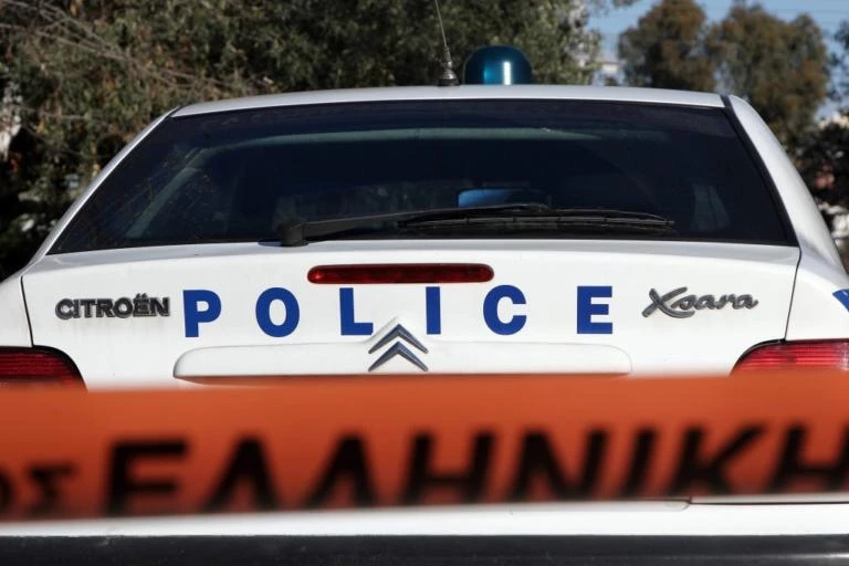 Κουκουλοφόροι επιτέθηκαν σε περιπολικό στο κέντρο της Αθήνας